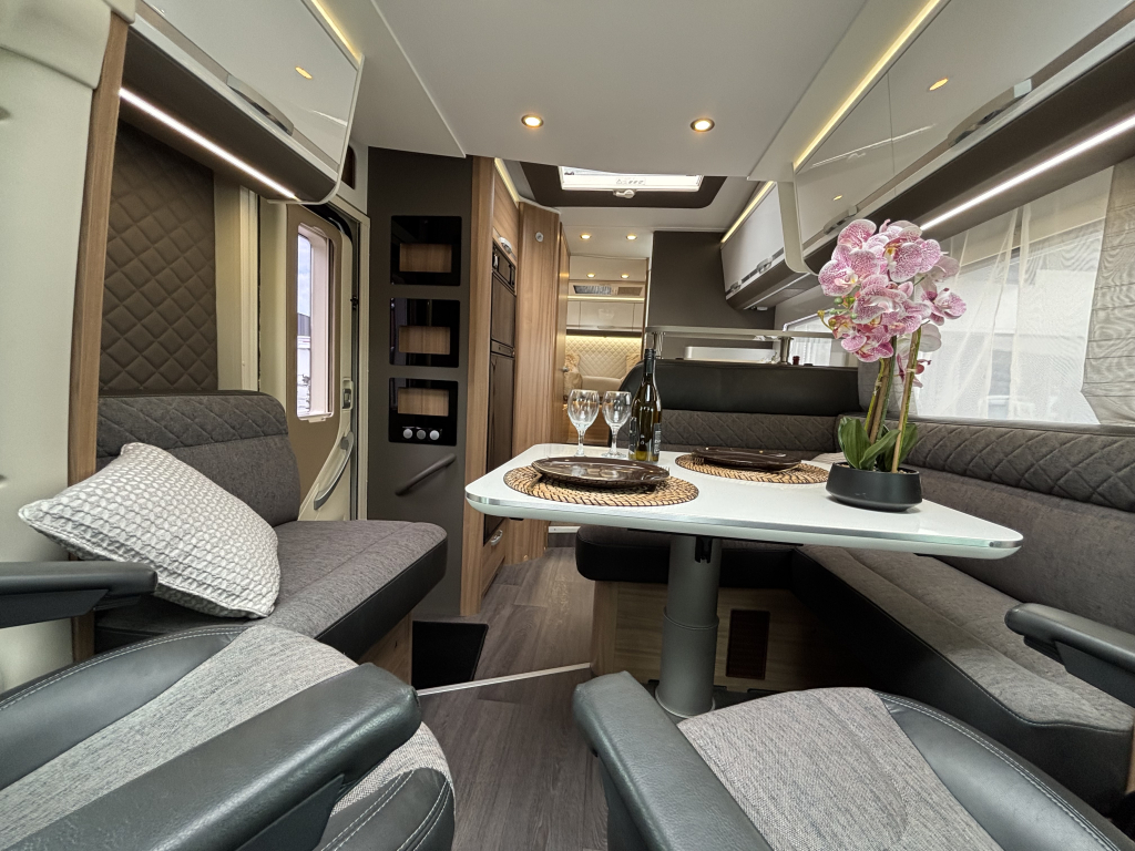 Adria MATRIX PLUS 670 SL ENKELE BEDDEN+HEFBED AUTOMAAT foto: 15