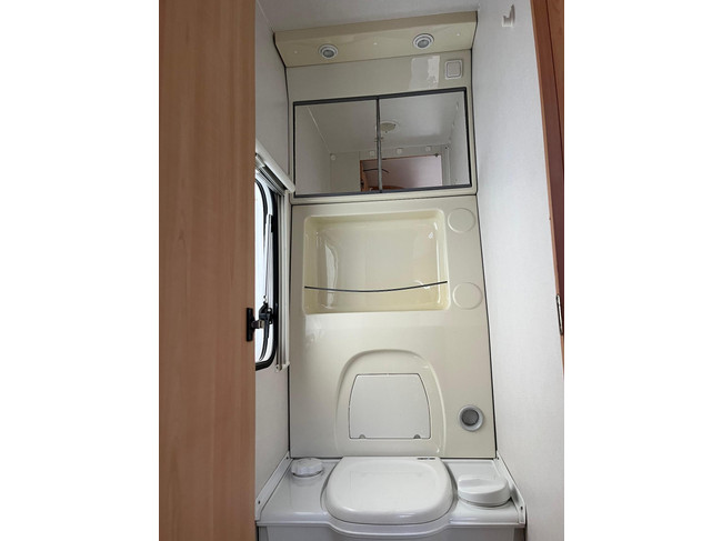 HOME-CAR Racer 45 Spirit | Franz&ouml;sisches Bett | Dinette | Fahrradtr&auml;ger vorne | Heizung | K&uuml;hlschrank | Toilette und Waschbecken Foto: 18