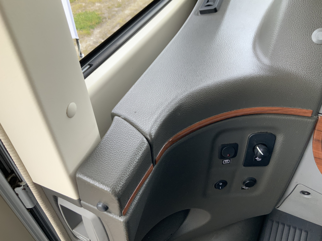 Hymer B 504 SL Integral, Equipado con cama individual trasera y cama abatible delantera, aire acondicionado de motor, chasis Alko, etc., A&ntilde;o 2009 Camper centrum on the road foto: 19