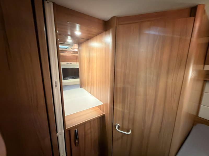 Knaus Sudwind Exclusive 580 UF mover+avance+aire acondicionado de banco foto: 13