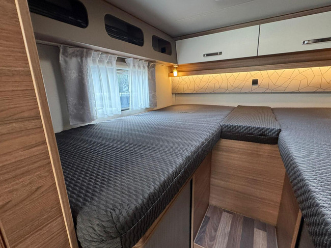 Weinsberg 700MEG CaraCore 9T-Automatic Single Beds Pull-down Bed Awning Bicycle Rack photo: 16