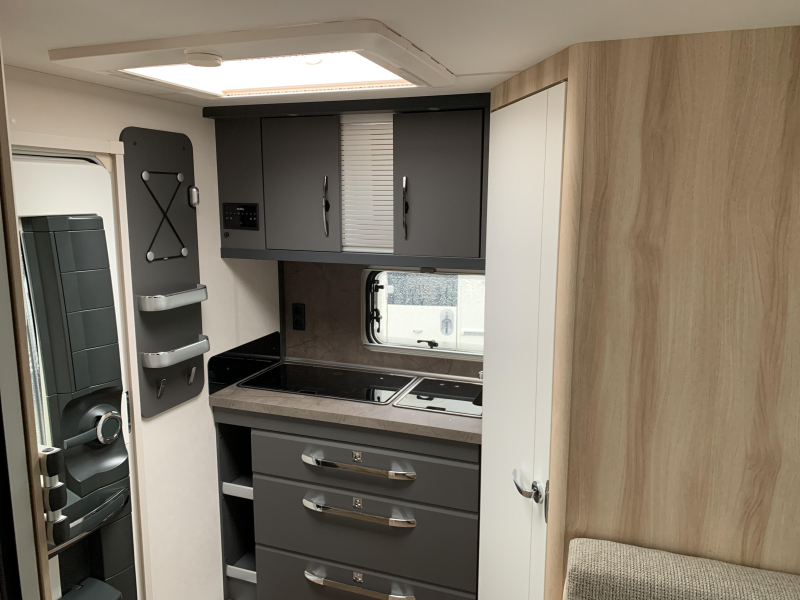 Hobby De Luxe 460 SFF Toldo/Soporte TV/1500kg foto: 4
