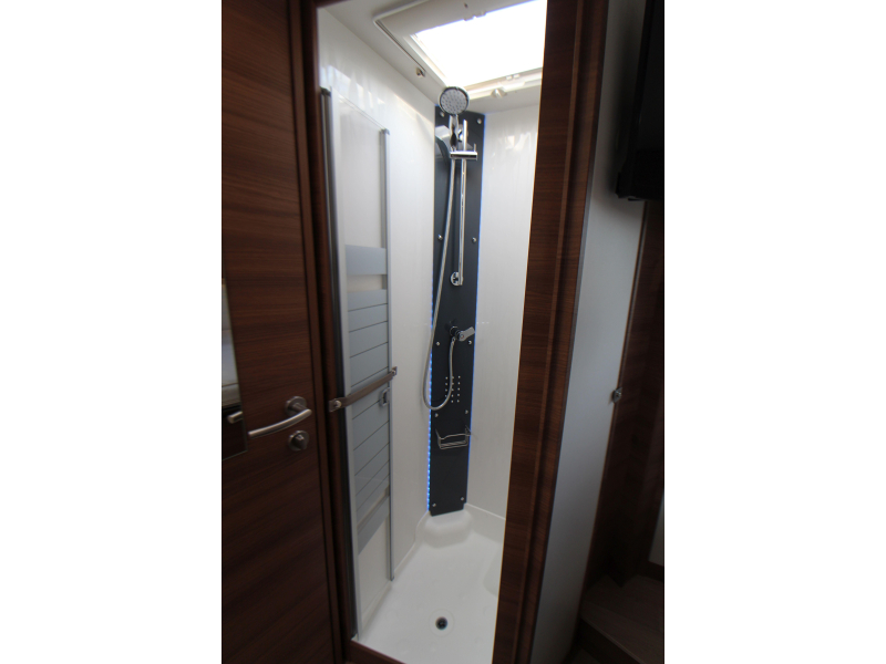 Rapido M96 Queensbed + Hefbed  foto: 37