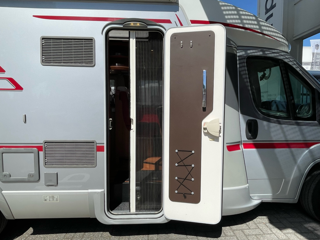 Hymer Tramp 698 CL QUEENSBED 3LTR 160 PK BR-SYSTEEM CAMERA  foto: 4