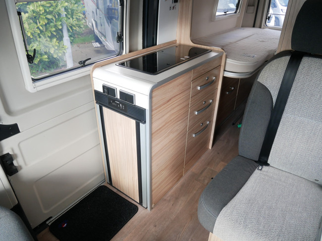 Hymer Yosemite 6 metros, camas longitudinales, techo elevable, 4 personas foto: 12