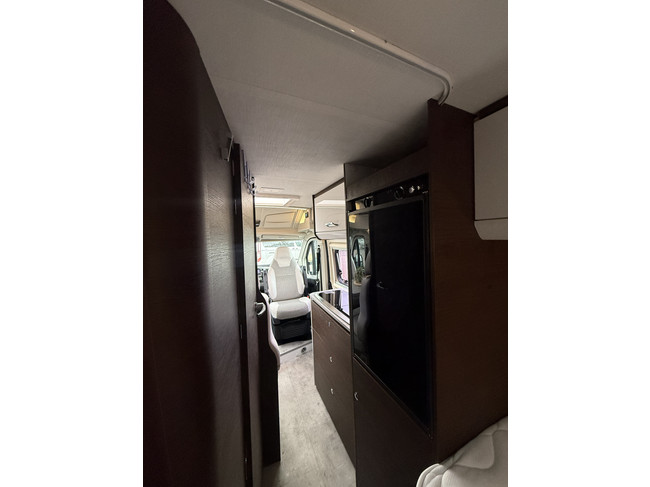 Karmann davis 620 9 traps automaat buscamper 141 pk euro 6 lengte bedden luifel hordeur uitzwenkbare fietsendrager zonnepanneel foto: 20