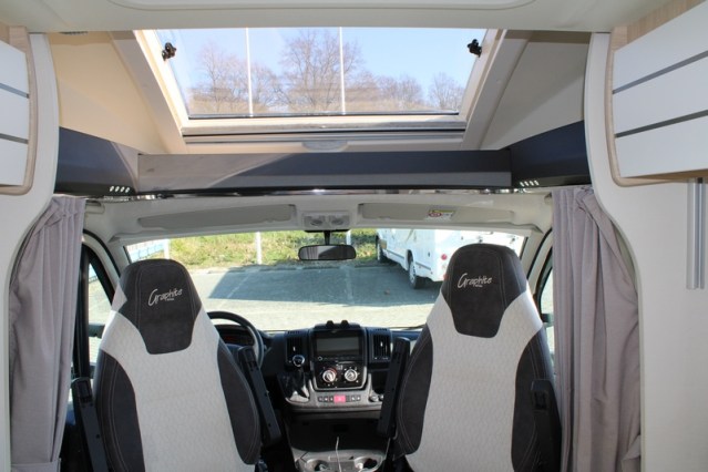 Challenger Graphite Vip Edition T 328 idem Chausson 788 AUTOM&Aacute;TICO Fiat 140 cv equipado con cama Queen y cama abatible 4 pers. (76 foto: 24
