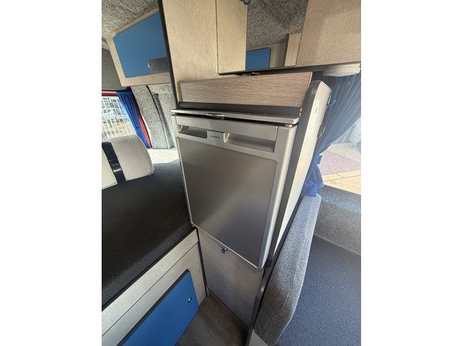 Renault Master autocaravana autom&aacute;tica, interior de lujo, cama transversal, aire acondicionado, control de crucero, c&aacute;mara, navegador, toldo, panel solar, maxxfan, enganche de remolque foto: 16