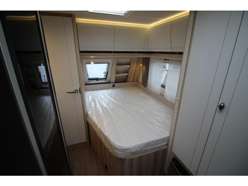 Hobby De Luxe 460 UFE Cama francesa y asiento redondo! foto: 8