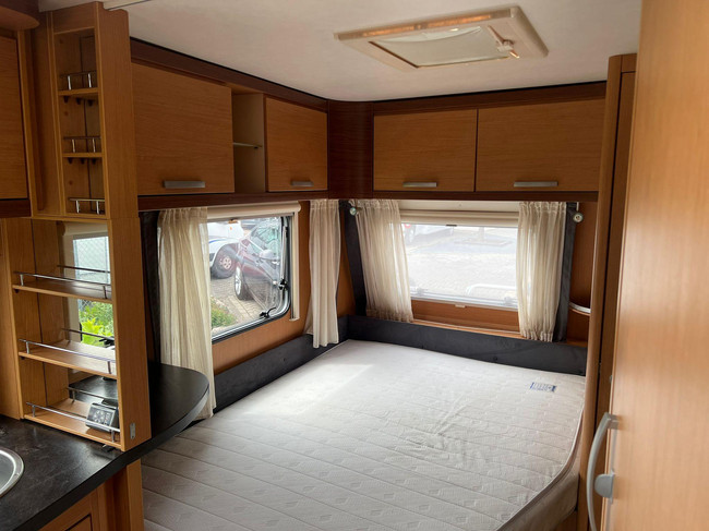 Hymer Sporting 465 | Mover enti&egrave;rement automatique | Auvent comme neuf | Sommier &agrave; lattes | Coin salon convertible | Auvent | Lit fran&ccedil;ais | Porte-v&eacute;los photo : 16