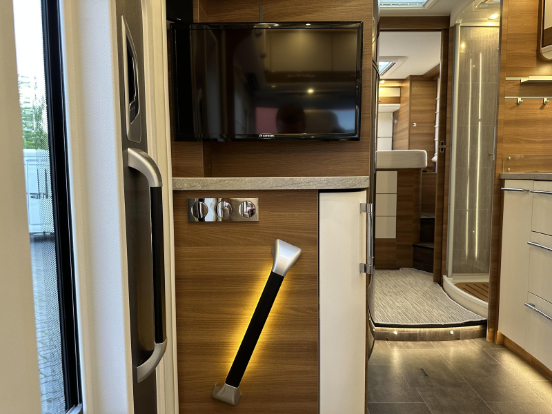Dethleffs Globetrotter 7850 XLI DBM Premium, Meubles hauts photo : 11