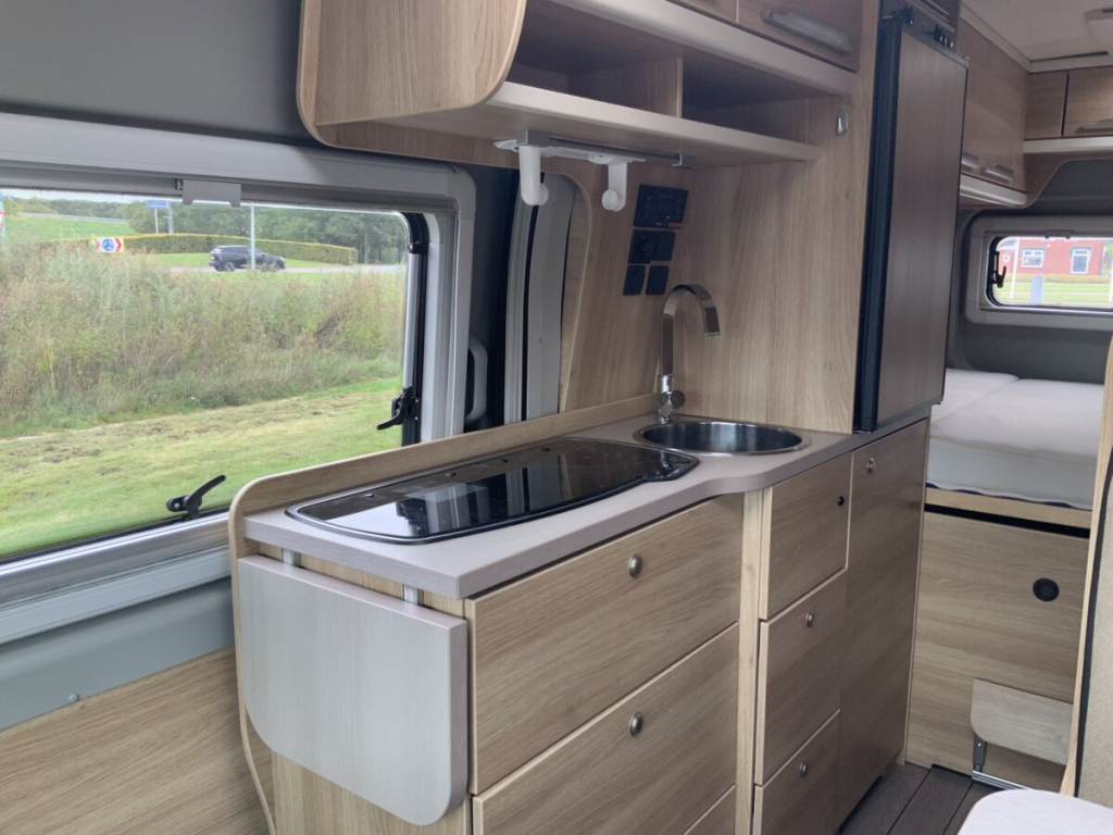 Knaus Boxstar Buscamper AUTOMAAT Dwars-bed, Motor-airco, Draaistoelen, Fietsendrager Busbiker, Bj.2017 Camper centrum on the road Marum foto: 14