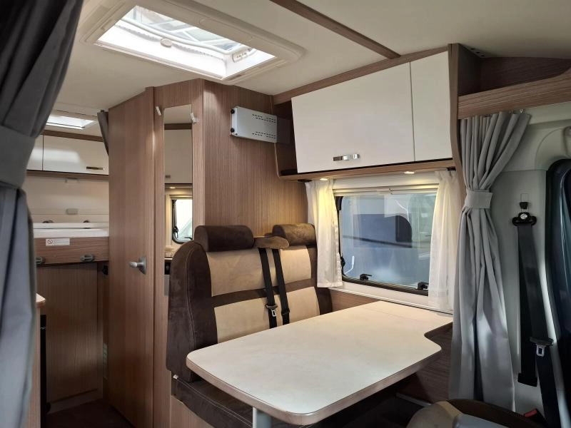 Hymer Carado 600 160PK Dwarsbed Topindelin  foto: 14
