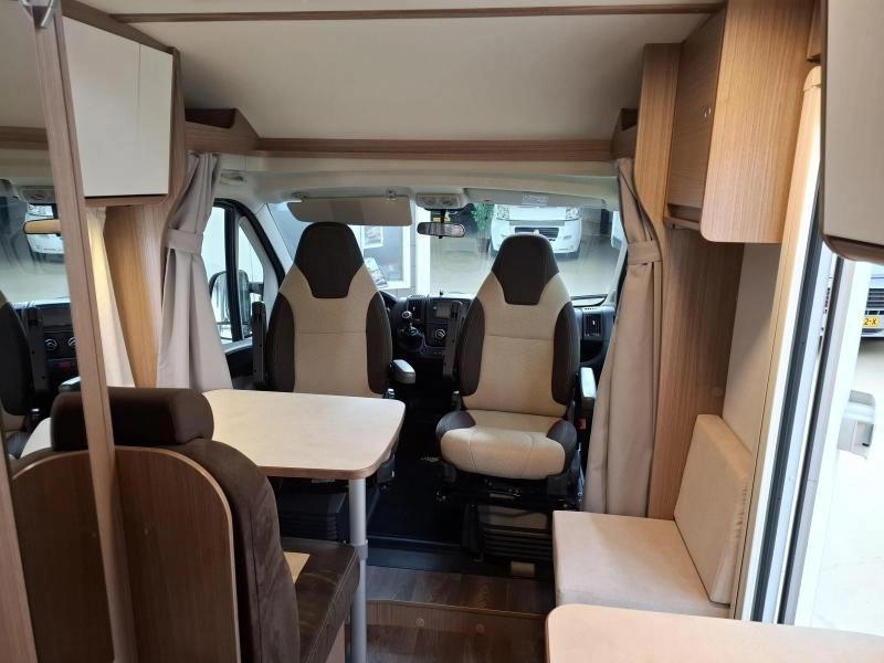 Hymer Carado 600 160PK Dwarsbed Topindelin  foto: 2