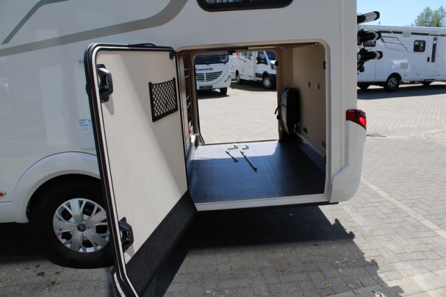Hymer Exsis i 474 Fiat 160 CV compacto, estrecho, ligero, con camas individuales y cama abatible (55 foto: 16