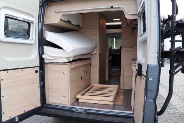 Autocaravana compacta Boxstar Street 600 del establo de Knaus compacta 5.99 m cama transversal Fiat 140 cv (47 foto: 9