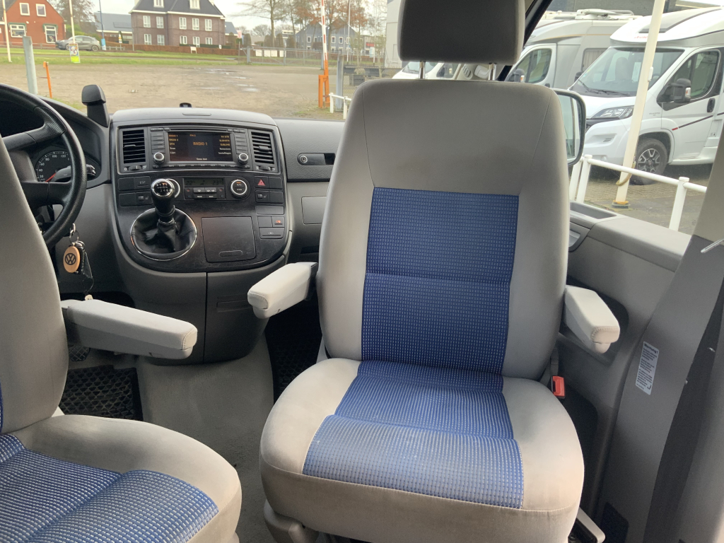 VW Westfalia California 2.5 TDi 130 PS, 5 Sitzpl&auml;tze, 4 Schlafpl&auml;tze, Elektr. Hubdach / Seitent&uuml;r, Bj 2006 Camper Centrum On the Road am Noorderringweg 4 in Marum. Foto: 6