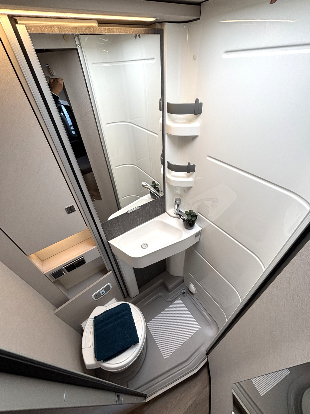 Hymer T 585 S MERCEDES AUTOMATIC SINGLE BEDS LIFT BED 6200KM! photo: 10