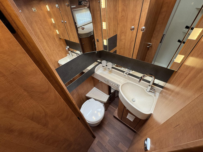Carthago Chic C-Line II I 4.9 LE no drop-down bed single beds photo: 14