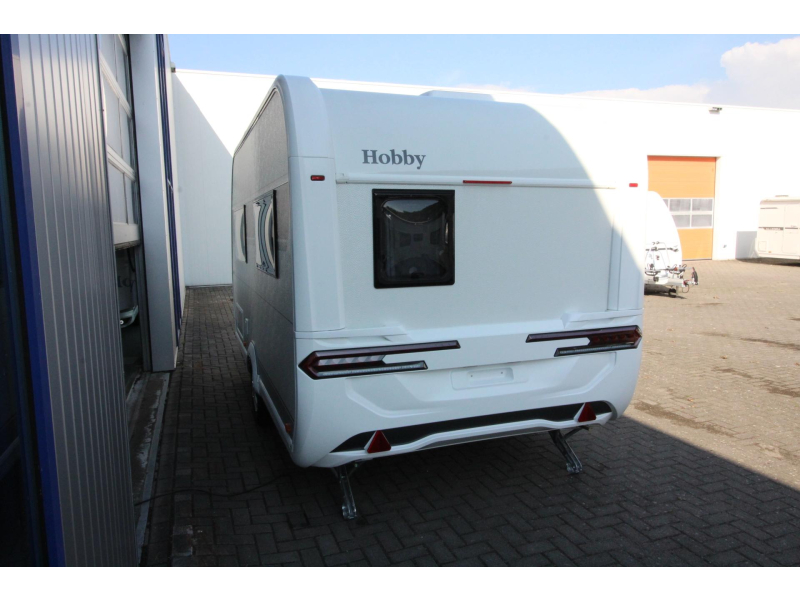 Hobby De Luxe 400 SFE Cama francesa y nevera alta foto: 3