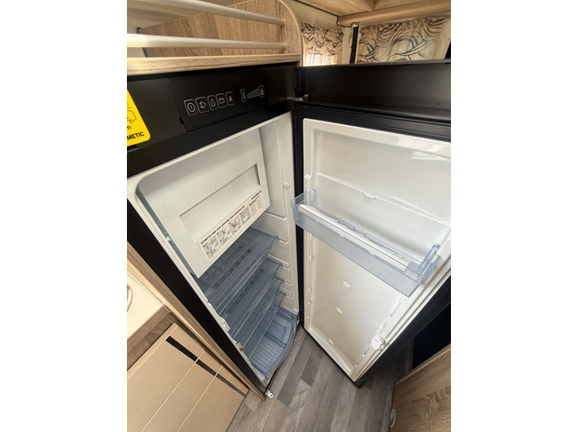 Karmann Dexter 625 Automatik 150 PS Kastenwagen L&auml;ngsbetten Klimaanlage Leder Markise Anh&auml;ngerkupplung LMV 16 Zoll Remis Plissee Foto: 18