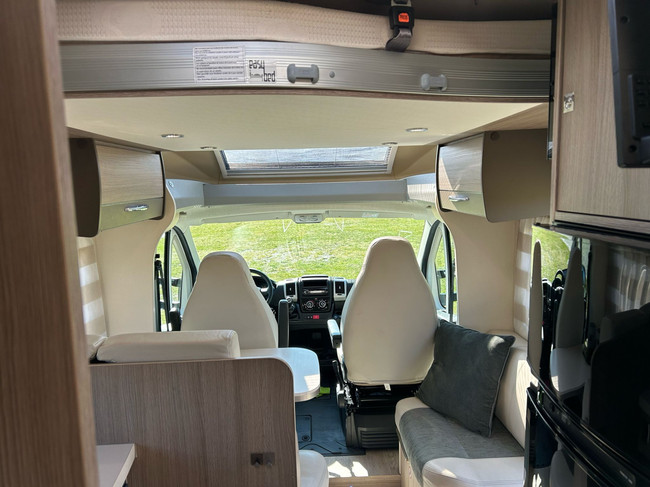 Chausson 718 EB 2.3 131 PK Fiat Ducato Half-Integraal Camper QUEENS BED IN Hoogte verstelbaar foto: 1