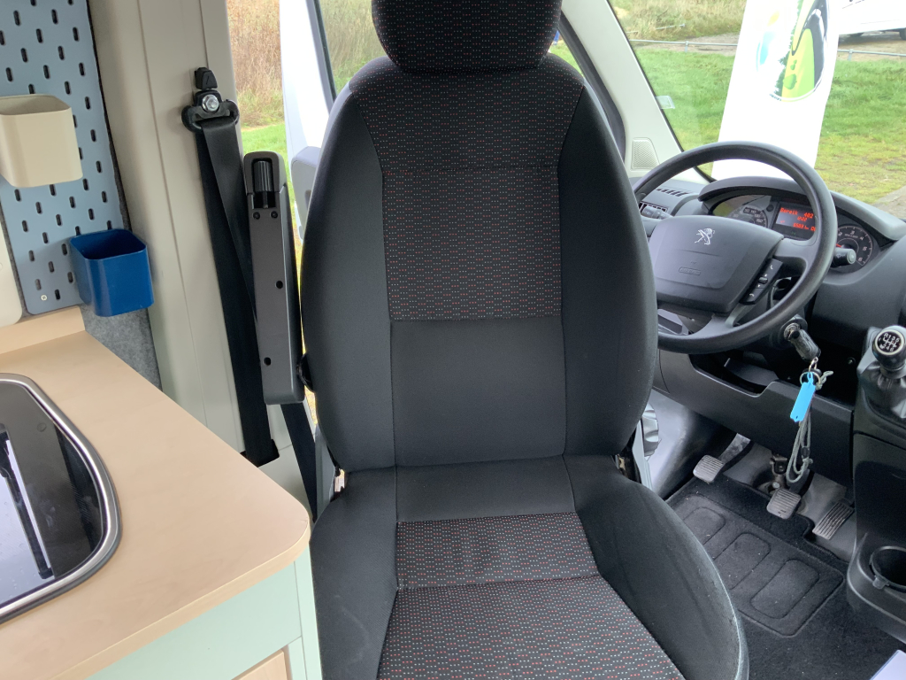 Peugot Boxer L2 H2 Buscamper: Euro 6 met verlaagbare tafel tot 2 pers. lengte-bed, 154 cm breedte, 185 cm lengte, FSL Camperinbouw 2021, km 66000, Zwenkbare fietsendrager, Zonnepaneel 180W, Bj.2017 Camper centrum on the road foto: 18