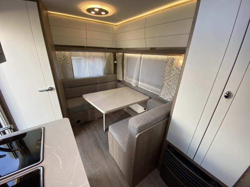 Hobby On Tour 390 SF Train seat, transverse bed photo: 9