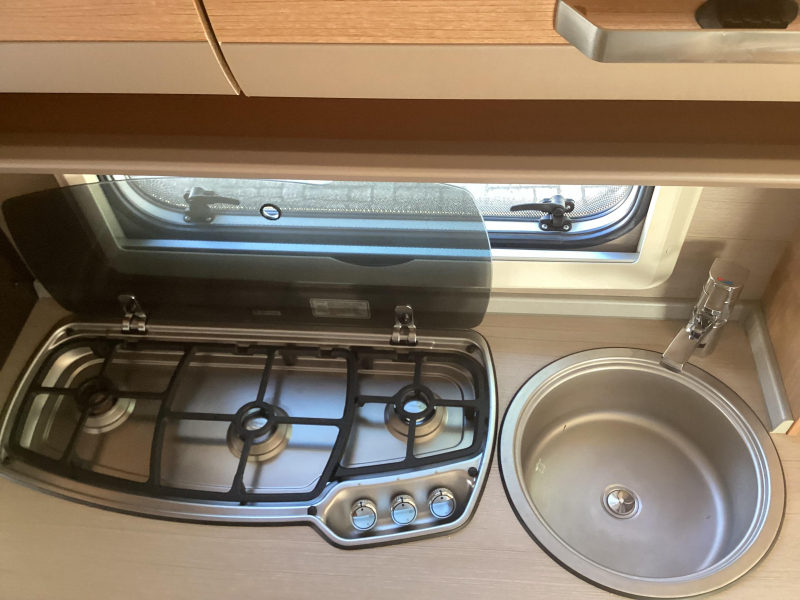 Knaus Sport 420 QD Unico luifel met voorwand  foto: 6