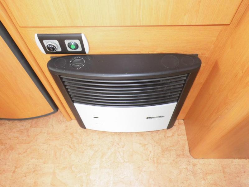 Dethleffs Lowlander 450 HK Mover, voortent.  foto: 5