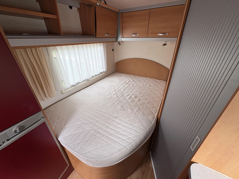 Eura Mobil Terrestra 670 SB Franz&ouml;sisches Bett Foto: 8
