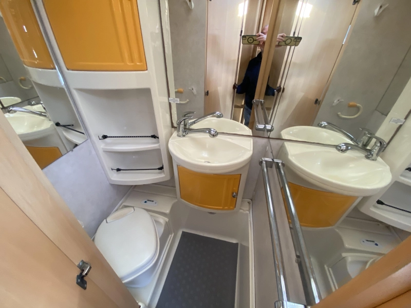 Dethleffs Globetrotter 6 PERS Met stapelbed &XXL garage  foto: 11