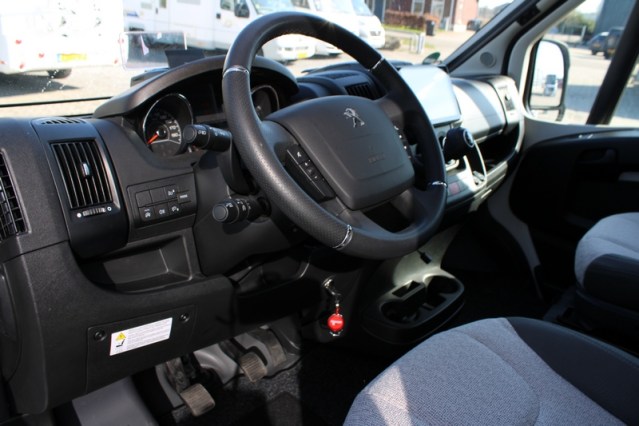 Young Knaus VanSation 650 Peugeot 2.2 l/ 165 hp with only 7,873 km single beds (45 photo: 17