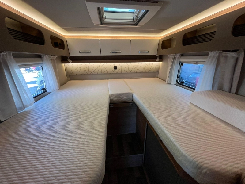 Weinsberg CaraCompact Pepper 600 MEG L&auml;ngsbetten Dachklimaanlage Foto: 2