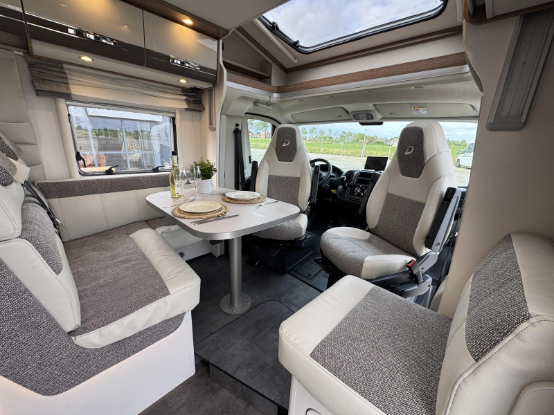 Dethleffs Trend 7057 Automaat Queensbed Hefbed  foto: 1