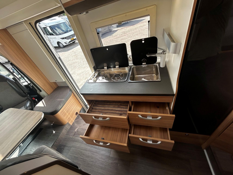 Adria Matrix Axess 600 SL Camas longitudinales - Cama abatible foto: 10