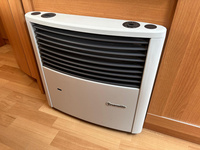 Knaus Azur NL-Premium line | Caravanmover | Fietsenrek | | Douche | 3-Pits gasfornuis | Koelkast + vriesvak foto: 12