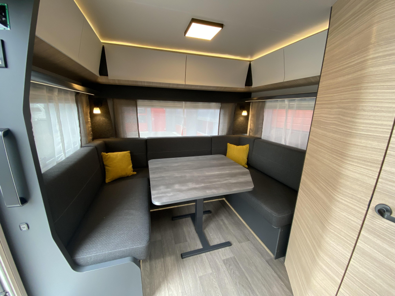 Hobby Maxia 585 UL Single beds, round seating photo: 11