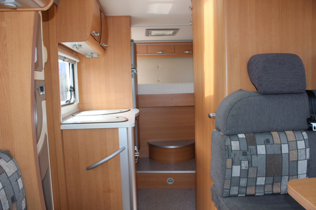 Knaus Sun Ti 700 Meg, Cama transversal, Garaje, Asientos delanteros giratorios, Media dinette, banco de asientos. A&ntilde;o 2008 Marum (Groningen) foto: 12