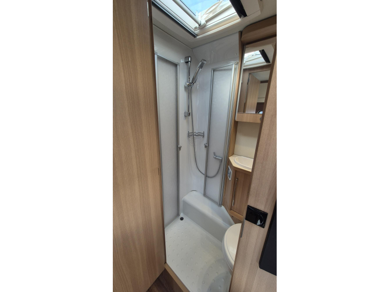 LMC Passion V 643G 150HP Single Beds photo: 9