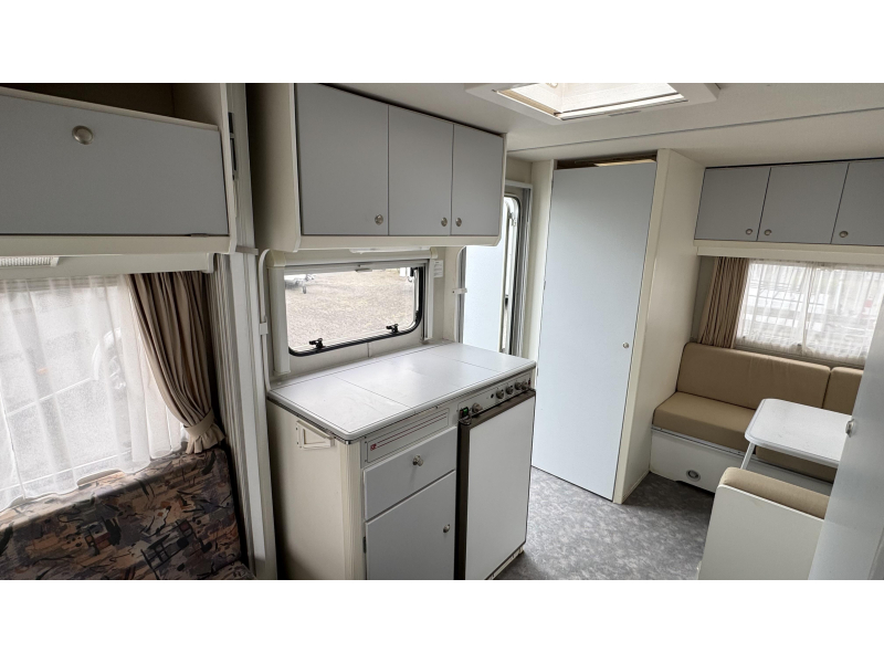 Kip Grey Line 44 TTZ Mover-Voortent-Airco  foto: 10