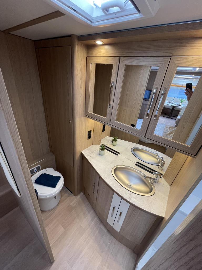 LMC Caravans Exquisite 685 VIP CAMA QUEEN + ASIENTO REDONDO DOBLE EJE 2025 ! foto: 9