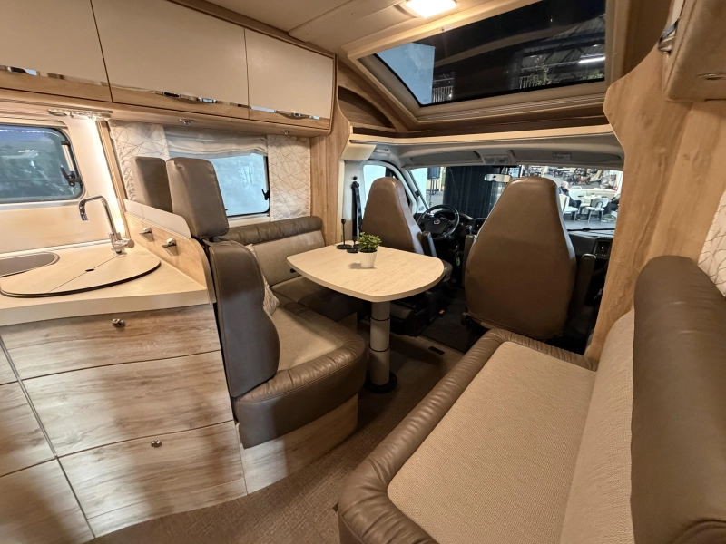Eura Mobil Profila T 675 SB fransbed / navigatie  foto: 6