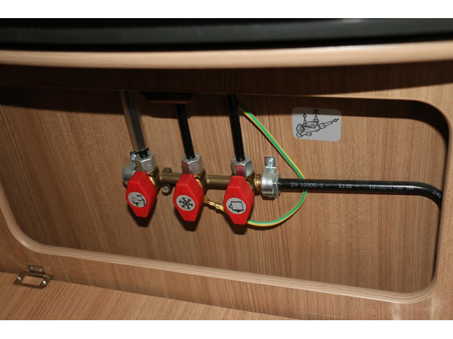 Fiat Ducato Sun Living Lido M 45 SP vollgepackt mit Optionen! 6 Schlafpl&auml;tze! Kabinenklimaanlage + Klimaanlage im Wohnbereich, Hubbett, Navi, R&uuml;ckfahrkamera Foto: 23