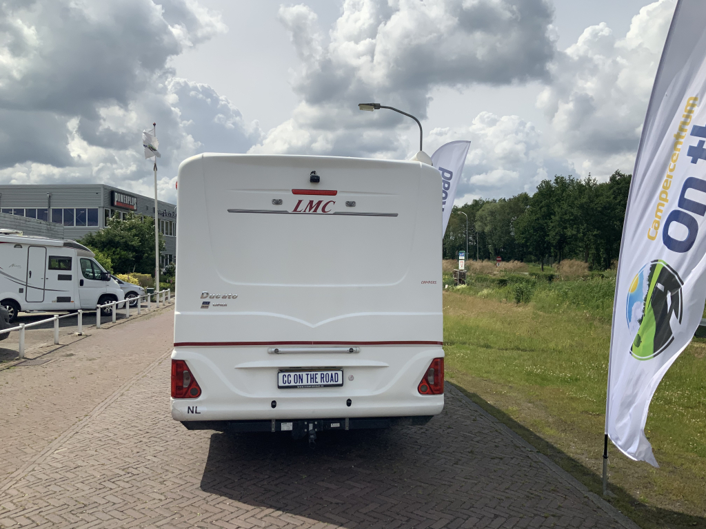 LMC  Fiat Ducato  2,8 JTD  128 PK , AUTOMAAT   Half-integraal ,  Motor-airco , 2 Lengte-bedden ( Laag ) , Alko-chassis  etc. Bj 2003 Camper centrum on the road Marum  foto: 19