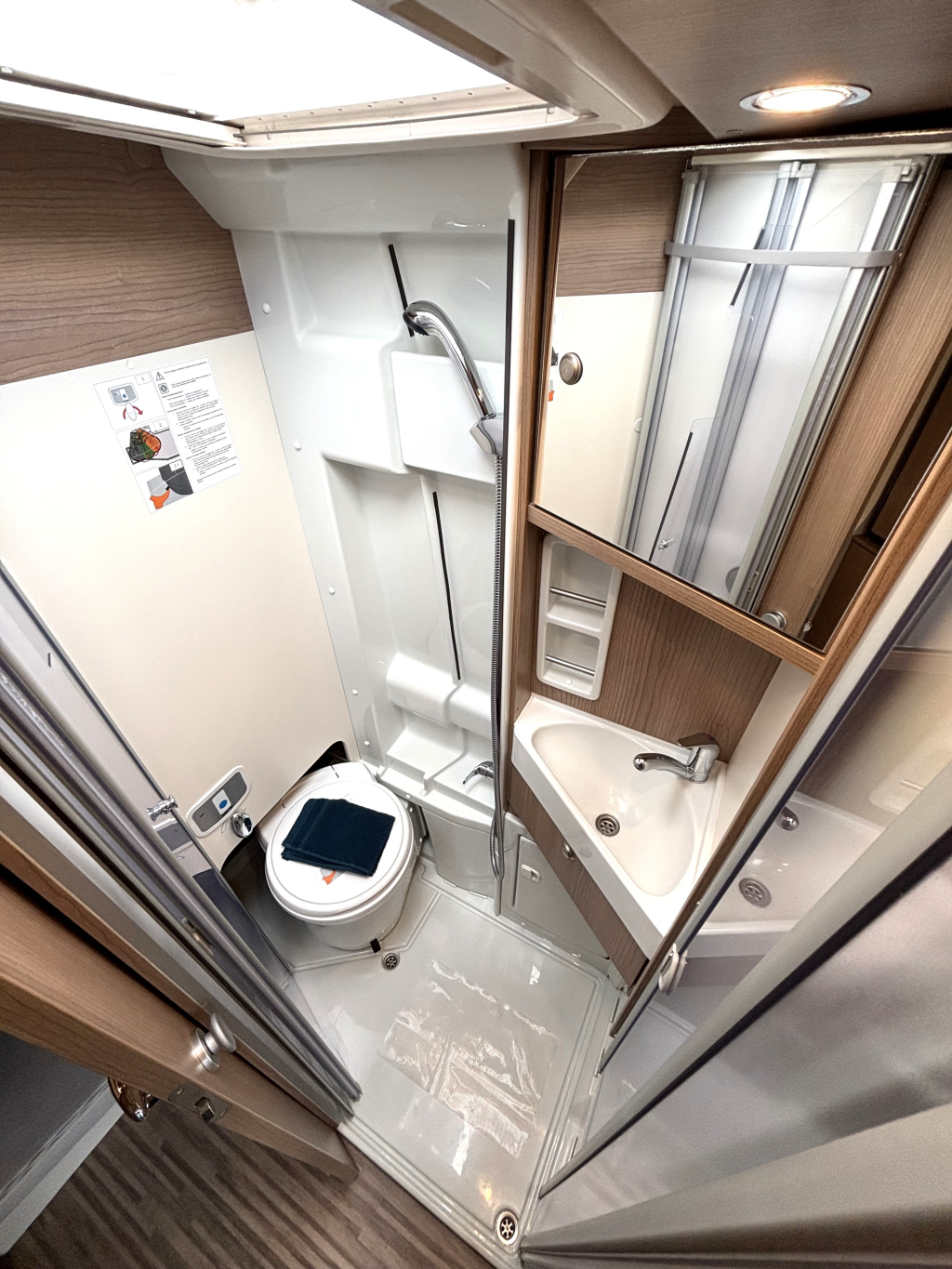 Carthago Malibu Van Charming GT 600 DB AUTOMAAT ENKELE BEDDEN 5.99M EURO 6 foto: 8