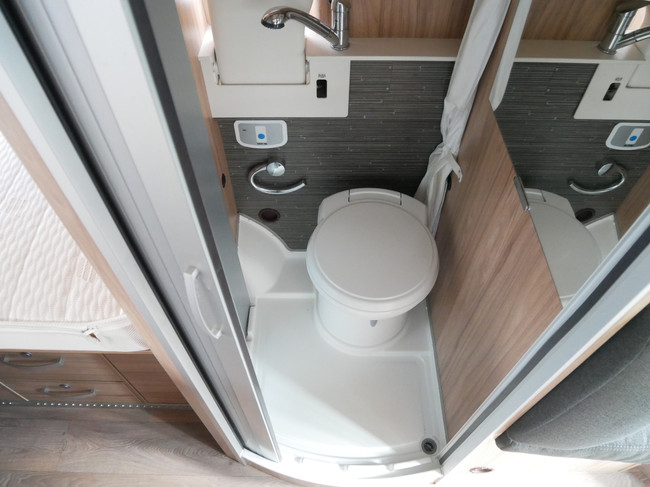 Hymer Yosemite 6 metros, camas longitudinales, techo elevable, 4 personas foto: 15