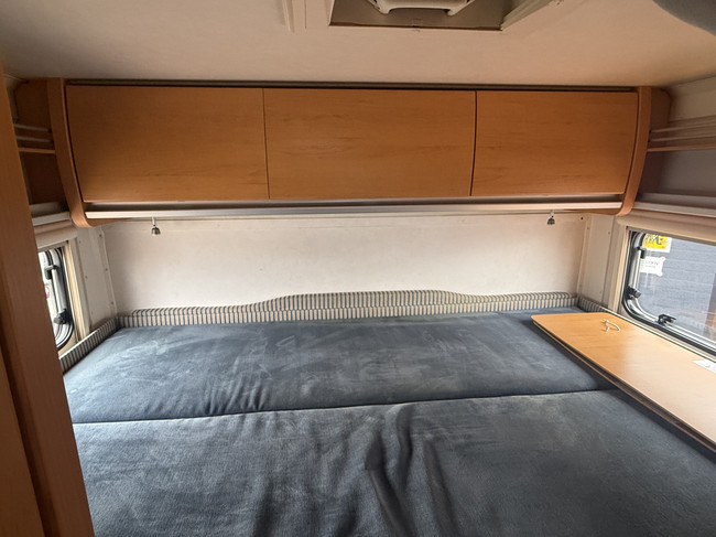 Hymer C 644 Alkoven Querbett+Hochbett Vollausstattung in sehr gutem Zustand Klimaanlage Markise TV elektr. Satellitensch&uuml;ssel 2x Solarpaneele gro&szlig;e Garage Wechselrichter Anh&auml;ngerkupplung Foto: 18