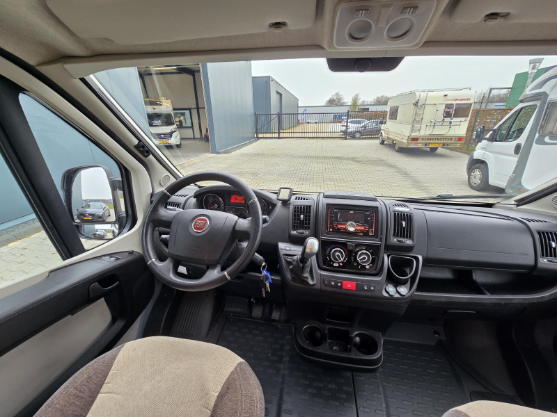 Karmann Davis 590 Fixed Bed Automatic 150hp photo: 20