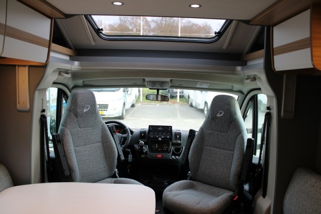 Dethleffs 7052 DBM Just 90 Queenbed + hefbed riante garage (94  foto: 21